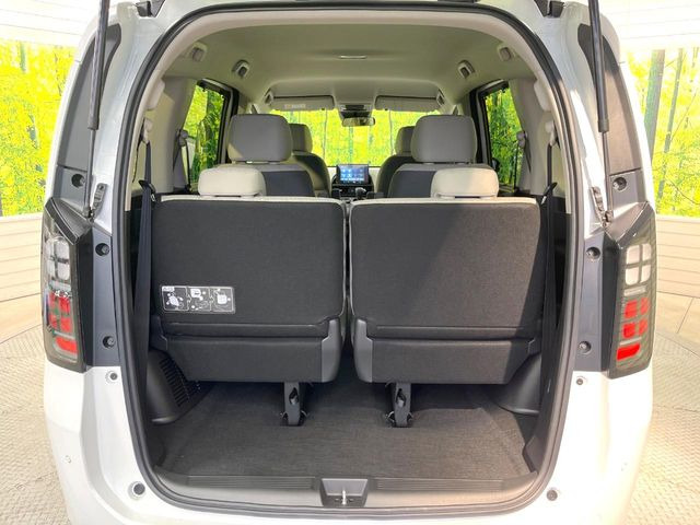 普段のお買い物や通勤、送迎等に十分な荷室スペースを確保しております。セカンドシートを倒すと、大きな荷物の積載も可能です♪