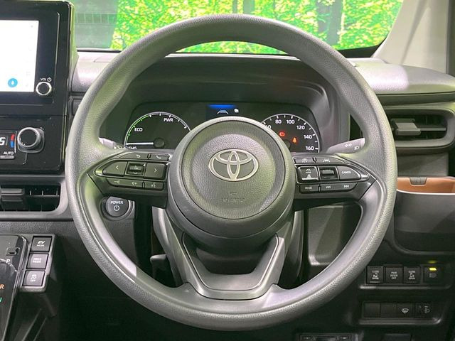 �C���e���A�ɍ��킹���f�U�C���̃X�e�A�����O�́A�^�]�������̂��Ƃ��l���A�^�]���₷���`��A�傫���ł��B�����x�A���ۂɐG���Ă��m���߂��������B