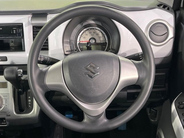 �C���e���A�ɍ��킹���f�U�C���̃X�e�A�����O�́A�^�]�������̂��Ƃ��l���A�^�]���₷���`��A�傫���ł��B�����x�A���ۂɐG���Ă��m���߂��������B