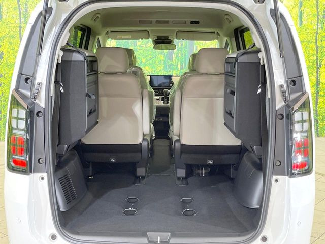 普段のお買い物や通勤、送迎等に十分な荷室スペースを確保しております。セカンドシートを倒すと、大きな荷物の積載も可能です♪