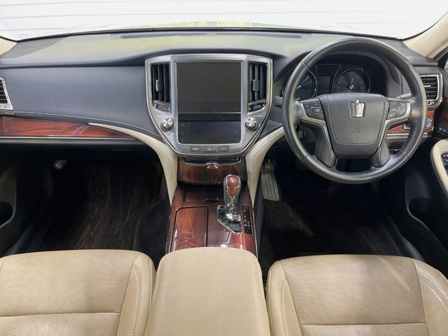 クラウンハイブリッド 2.5 ロイヤルサルーンG Four 4WD