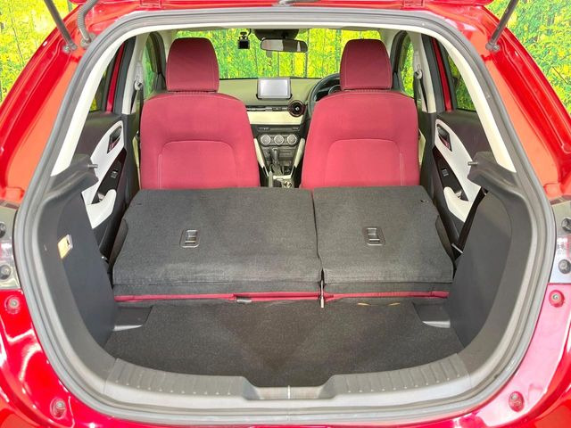 後席を格納すると、これだけの広さが!シーンに合わせたシートアレンジで、大きな荷物も積むことが出来ます♪