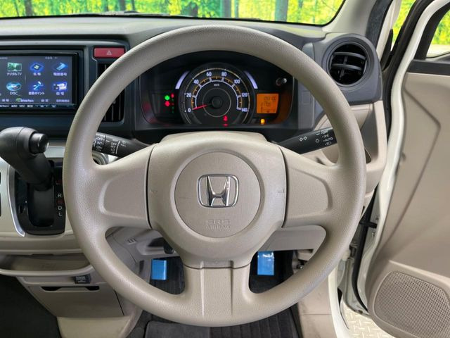 �C���e���A�ɍ��킹���f�U�C���̃X�e�A�����O�́A�^�]�������̂��Ƃ��l���A�^�]���₷���`��A�傫���ł��B�����x�A���ۂɐG���Ă��m���߂��������B