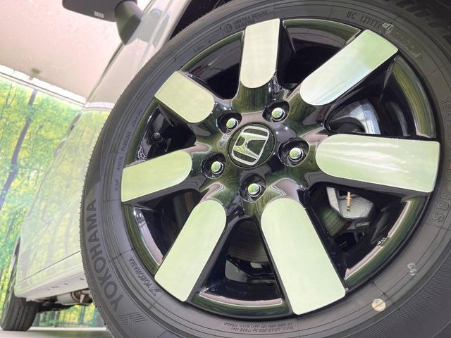 【純正15インチアルミホイール】外観にマッチした純正アルミホイールを装着しております。各種社外アルミホイールや、スタッドレスタイヤも取扱いしております。是非ご相談ください♪