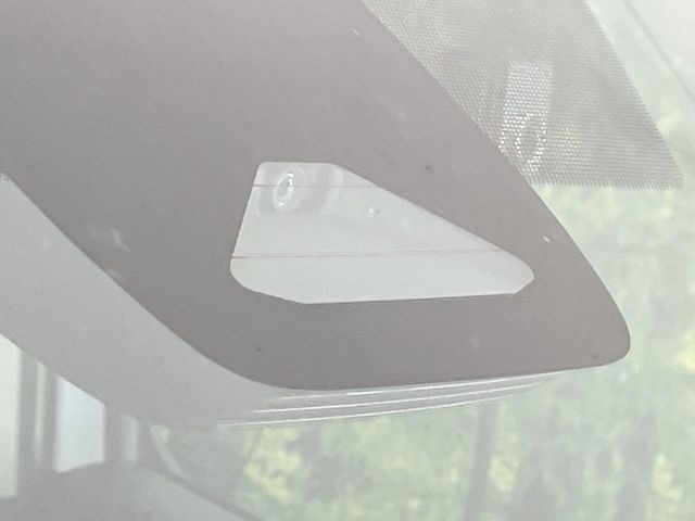 【トヨタセーフティセンス】走行中に前方の車両等を認識し、衝突しそうな時は警報とブレーキで衝突回避と被害軽減をアシスト。より安全にドライブをお楽しみいただけます。