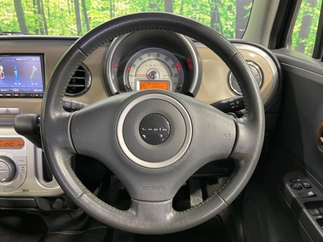 �C���e���A�ɍ��킹���f�U�C���̃X�e�A�����O�́A�^�]�������̂��Ƃ��l���A�^�]���₷���`��A�傫���ł��B�����x�A���ۂɐG���Ă��m���߂��������B