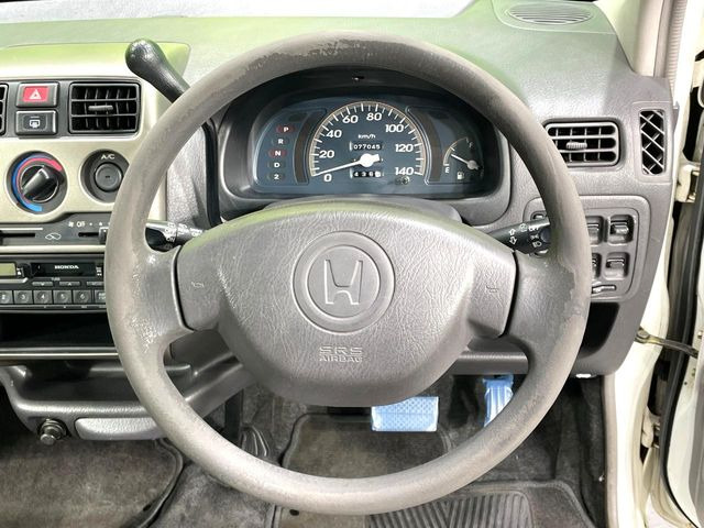 �C���e���A�ɍ��킹���f�U�C���̃X�e�A�����O�́A�^�]�������̂��Ƃ��l���A�^�]���₷���`��A�傫���ł��B�����x�A���ۂɐG���Ă��m���߂��������B