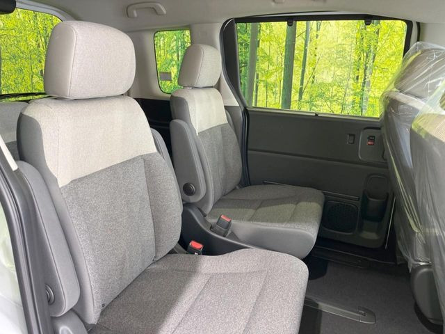 高品質なオリジナルフロアマットもオプションにてご用意しております。お好きなデザインやカラーをお車に合わせて選んでいただくことができます♪