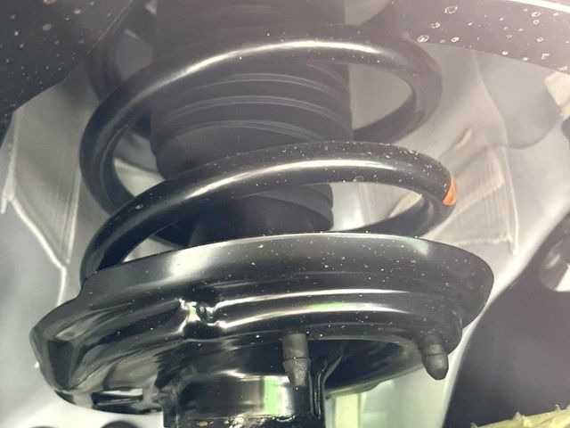 大好評を頂いておりますボディの弾スプラッシュコートも好評受付中。通常のガラスコートと異なる、耐久年数6年の無機質ガラスコーティングが、ボディをキレイな状態に保ってくれます。