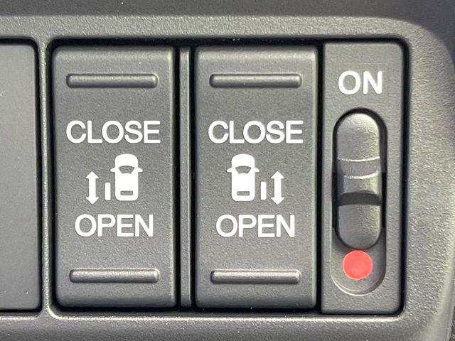 【両側パワースライドドア】スマートキーや運転席のスイッチで後席両側スライドドアの開閉が可能♪電動だから力を入れてドアを開ける必要が無く、小さなお子様でも簡単に開け閉めでき快適です♪