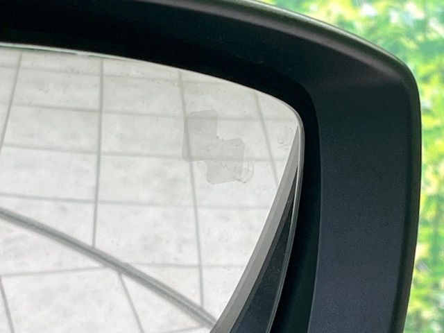 【ブラインドスポットモニタリング】走行中、ドアミラーの死角になりやすい箇所に後続車が接近するとサイドミラー付近に警告を表示、ドライバーに注意喚起をしてくれます。