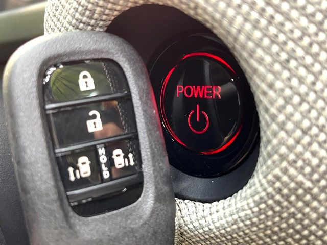 �yHonda�X�}�[�g�L�[�z�J�o����|�P�b�g�ɓ��ꂽ�܂܂ł��h�A�̎{���E�������\�ȃX�}�[�g�L�[�𑕔��B�G���W���̃I���E�I�t�����J�M�����o���K�v����������Ƃ��Ă��֗��ł���