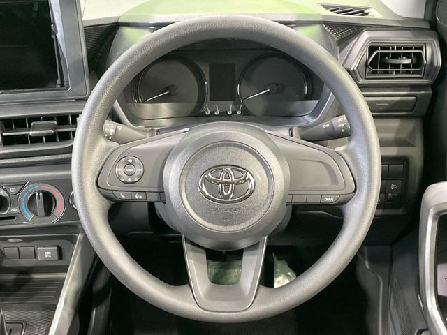 �C���e���A�ɍ��킹���f�U�C���̃X�e�A�����O�́A�^�]�������̂��Ƃ��l���A�^�]���₷���`��A�傫���ł��B�����x�A���ۂɐG���Ă��m���߂��������B