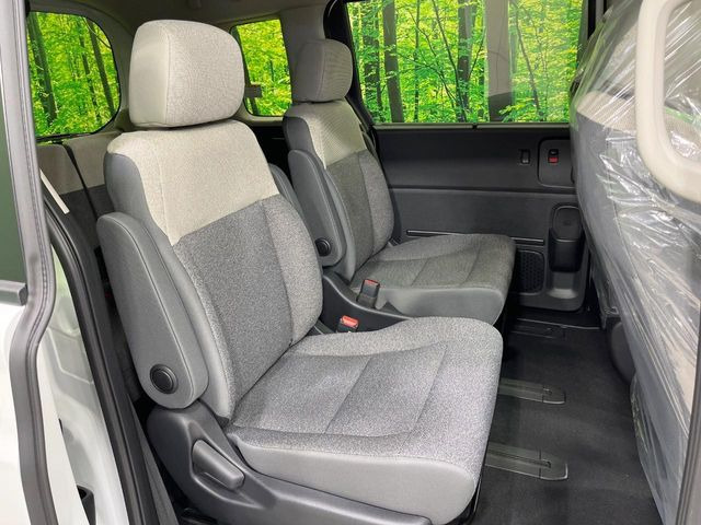 後部座席も気になるようなキズ・汚れやへたり等、大きなダメージはなく、良好な状態です。