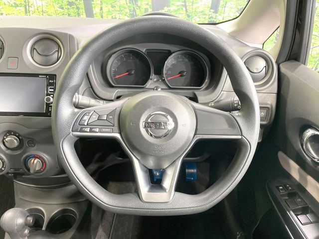 �C���e���A�ɍ��킹���f�U�C���̃X�e�A�����O�́A�^�]�������̂��Ƃ��l���A�^�]���₷���`��A�傫���ł��B�����x�A���ۂɐG���Ă��m���߂��������B