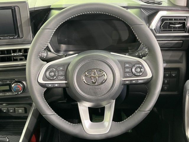�C���e���A�ɍ��킹���f�U�C���̃X�e�A�����O�́A�^�]�������̂��Ƃ��l���A�^�]���₷���`��A�傫���ł��B�����x�A���ۂɐG���Ă��m���߂��������B