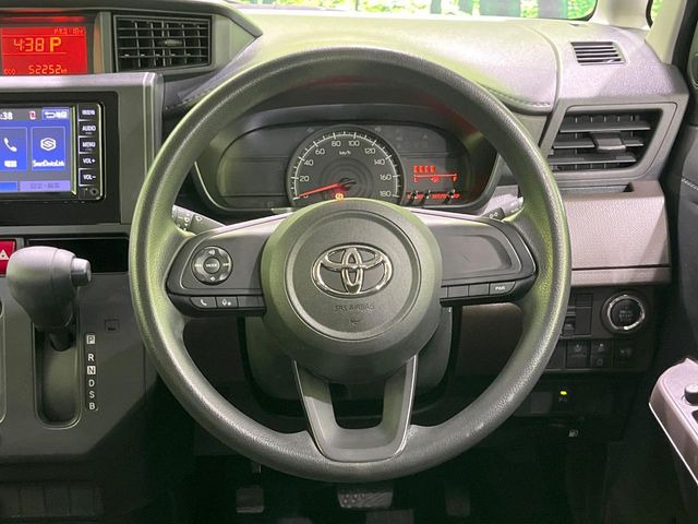 �C���e���A�ɍ��킹���f�U�C���̃X�e�A�����O�́A�^�]�������̂��Ƃ��l���A�^�]���₷���`��A�傫���ł��B�����x�A���ۂɐG���Ă��m���߂��������B