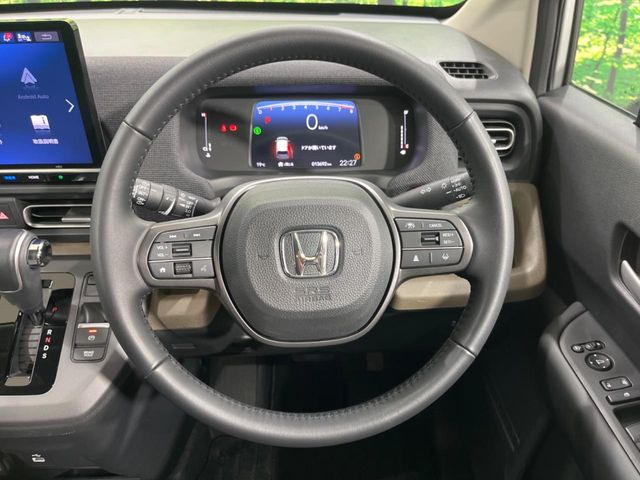 インテリアに合わせたデザインのステアリングは、運転される方のことも考え、運転しやすい形状、大きさです。是非一度、実際に触ってお確かめください。