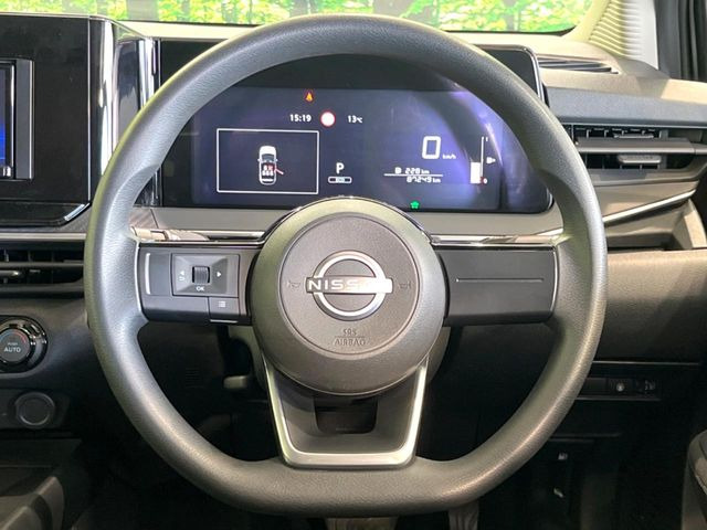 �C���e���A�ɍ��킹���f�U�C���̃X�e�A�����O�́A�^�]�������̂��Ƃ��l���A�^�]���₷���`��A�傫���ł��B�����x�A���ۂɐG���Ă��m���߂��������B