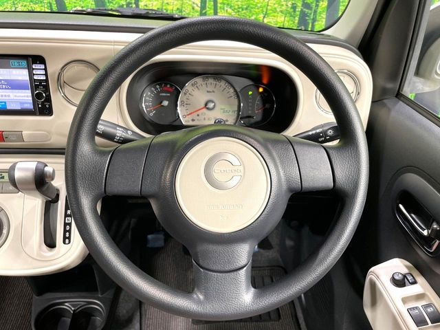 �C���e���A�ɍ��킹���f�U�C���̃X�e�A�����O�́A�^�]�������̂��Ƃ��l���A�^�]���₷���`��A�傫���ł��B�����x�A���ۂɐG���Ă��m���߂��������B