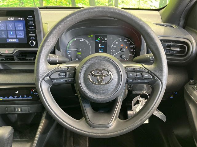 �C���e���A�ɍ��킹���f�U�C���̃X�e�A�����O�́A�^�]�������̂��Ƃ��l���A�^�]���₷���`��A�傫���ł��B�����x�A���ۂɐG���Ă��m���߂��������B