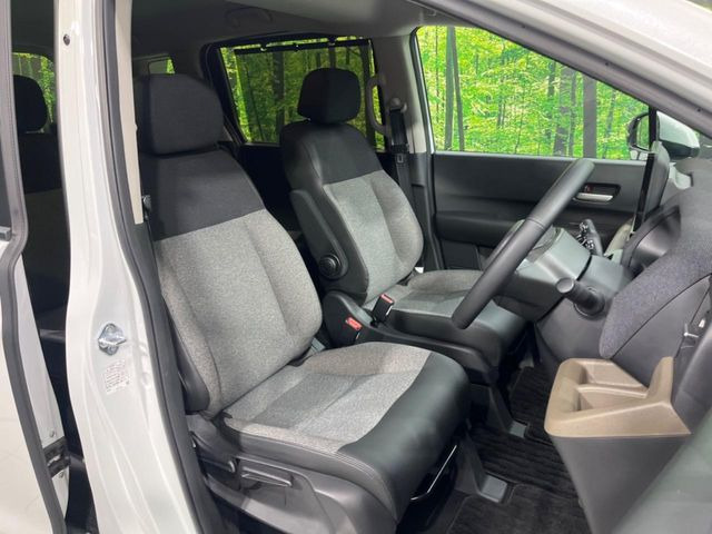 運転席まわりには十分なスペースがあり、大柄な方でもゆったり運転していただける環境です。