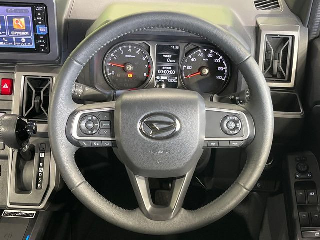 �C���e���A�ɍ��킹���f�U�C���̃X�e�A�����O�́A�^�]�������̂��Ƃ��l���A�^�]���₷���`��A�傫���ł��B�����x�A���ۂɐG���Ă��m���߂��������B