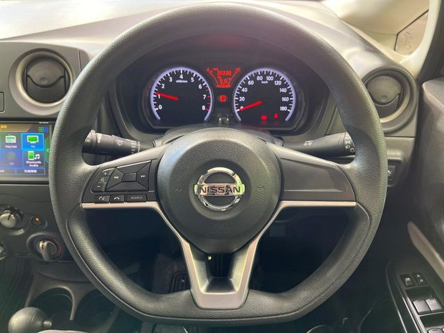 �C���e���A�ɍ��킹���f�U�C���̃X�e�A�����O�́A�^�]�������̂��Ƃ��l���A�^�]���₷���`��A�傫���ł��B�����x�A���ۂɐG���Ă��m���߂��������B