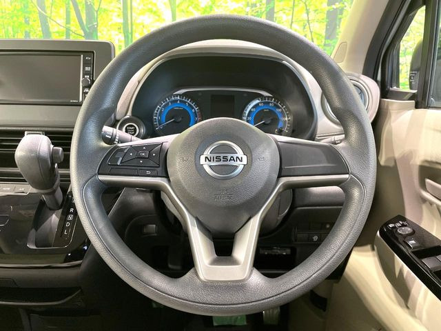 �C���e���A�ɍ��킹���f�U�C���̃X�e�A�����O�́A�^�]�������̂��Ƃ��l���A�^�]���₷���`��A�傫���ł��B�����x�A���ۂɐG���Ă��m���߂��������B