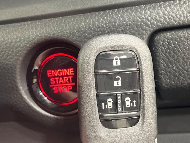 �yHonda�X�}�[�g�L�[�z�J�o����|�P�b�g�ɓ��ꂽ�܂܂ł��h�A�̎{���E�������\�ȃX�}�[�g�L�[�𑕔��B�G���W���̃I���E�I�t�����J�M�����o���K�v����������Ƃ��Ă��֗��ł���