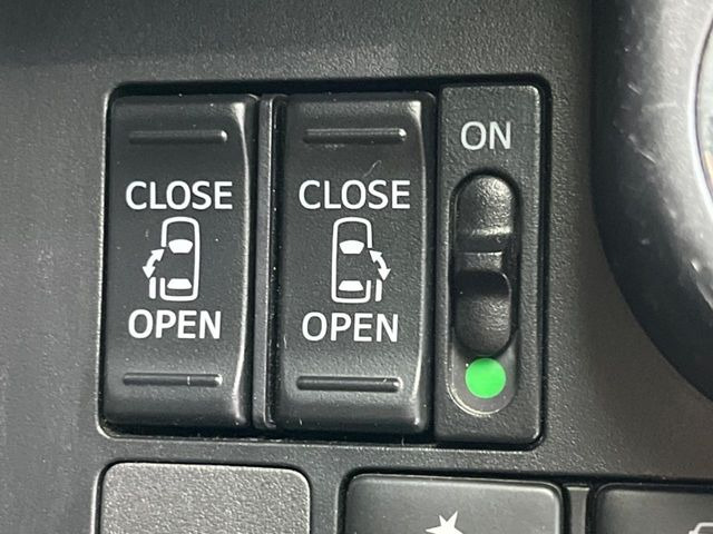 【両側パワースライドドア】スマートキーや運転席のスイッチで後席両側スライドドアの開閉が可能♪電動だから力を入れてドアを開ける必要が無く、小さなお子様でも簡単に開け閉めでき快適です♪