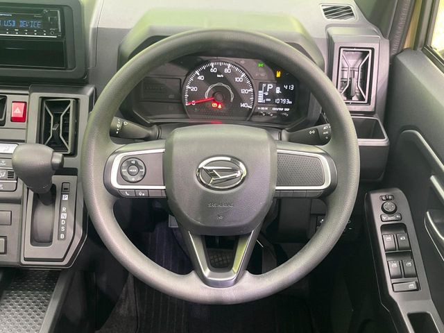 �C���e���A�ɍ��킹���f�U�C���̃X�e�A�����O�́A�^�]�������̂��Ƃ��l���A�^�]���₷���`��A�傫���ł��B�����x�A���ۂɐG���Ă��m���߂��������B