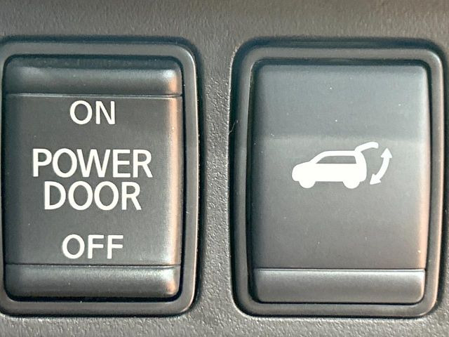 【パワーバックドア】スマートキーや運転席のボタンを押すだけでリアゲートが自動で開閉します!荷物を持っている時や、高い位置にあるバックドアを閉める際に便利な機能です♪