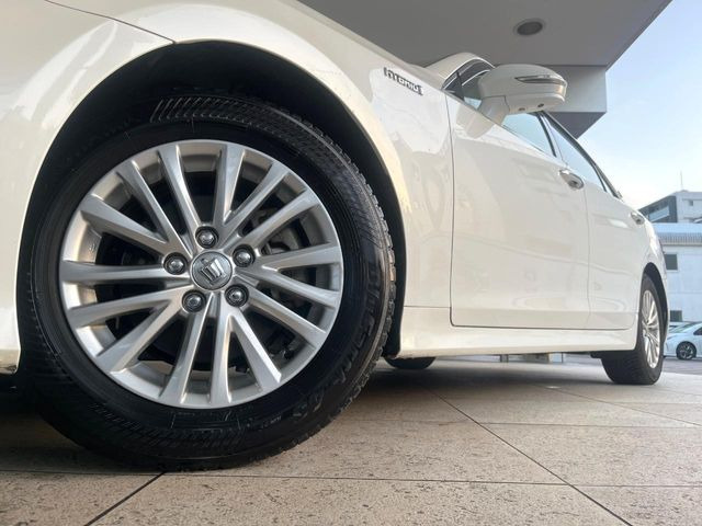 �y����16�C���`�A���~�z�C�[���z�O�ςɃ}�b�`���������A���~�z�C�[���𑕒����Ă���܂��B�e��ЊO�A���~�z�C�[����A�X�^�b�h���X�^�C�����戵�����Ă���܂��B���񂲑��k����������