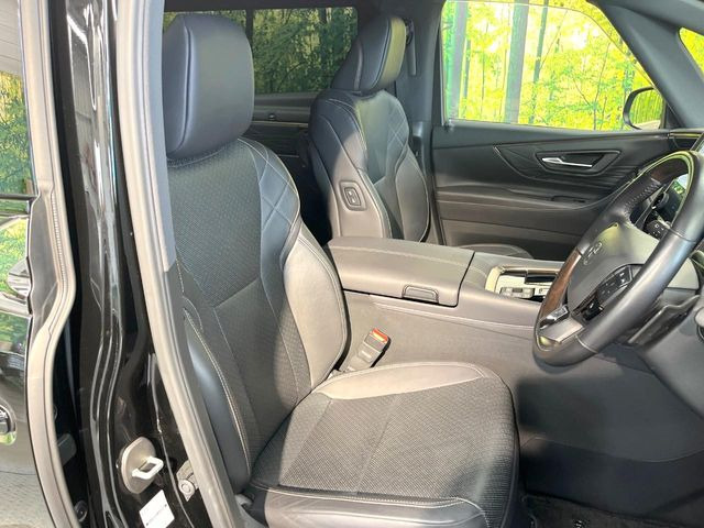 運転席シート廻りは使用感も少なく、良好な状態となっています。前オーナー様が丁寧に使っていたことがよくわかりますね。