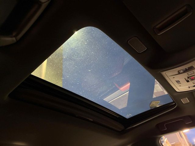 【サンルーフ】開放感たっぷりの希少装備、サンルーフが装着されています!車内に明かりを取り入れたり景色を楽しむ以外にも、車内の空気も簡単に換気できて快適です!