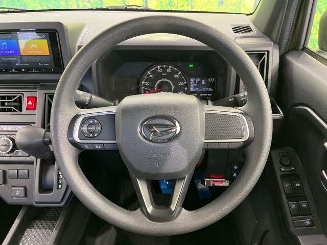 �C���e���A�ɍ��킹���f�U�C���̃X�e�A�����O�́A�^�]�������̂��Ƃ��l���A�^�]���₷���`��A�傫���ł��B�����x�A���ۂɐG���Ă��m���߂��������B
