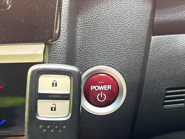 �yHonda�X�}�[�g�L�[�z�J�o����|�P�b�g�ɓ��ꂽ�܂܂ł��h�A�̎{���E�������\�ȃX�}�[�g�L�[�𑕔��B�G���W���̃I���E�I�t�����J�M�����o���K�v����������Ƃ��Ă��֗��ł���