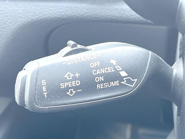 ●アダプティブクルーズコントロール:前の車との車間距離を一定にとりつつ、一定速度で自動走行してくれる次世代のクルーズコントロール!主に高速道路や自動車専用道路で使用する便利な機能です!