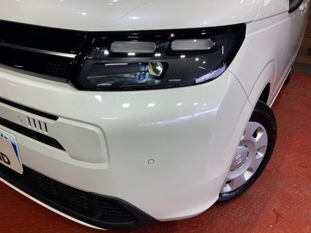 【LEDヘッドライト】悪天候や夜間走行時も良好な視界を確保し安心して運転できる高輝度LEDヘッドライトを装備!点灯速度が早く、消費電力も抑えられています。