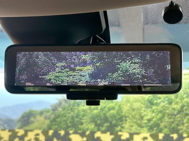 【インテリジェントルームミラー】後席の大きな荷物や同乗者で後方が確認しづらい時でも安心!カメラが撮影した車両後方の映像をルームミラー内に表示。クリアな視界で状況の確認が可能です!