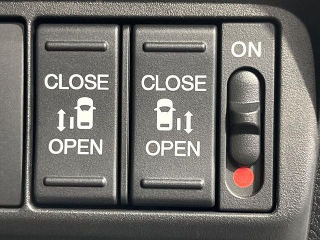 【両側パワースライドドア】スマートキーや運転席のスイッチで後席両側スライドドアの開閉が可能♪電動だから力を入れてドアを開ける必要が無く、小さなお子様でも簡単に開け閉めでき快適です♪