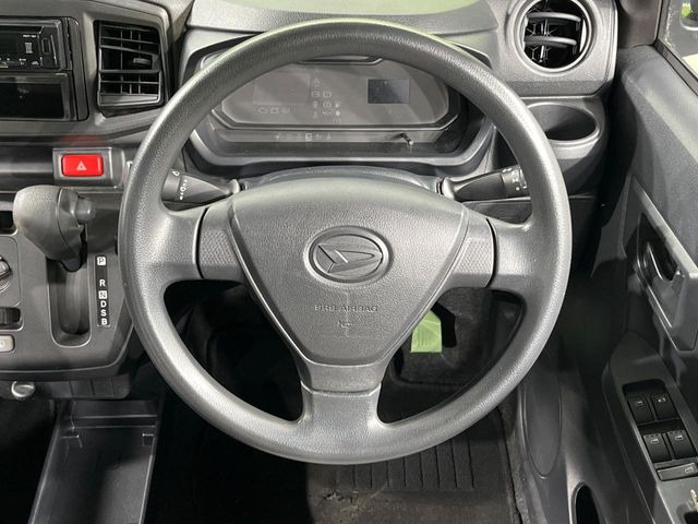 �C���e���A�ɍ��킹���f�U�C���̃X�e�A�����O�́A�^�]�������̂��Ƃ��l���A�^�]���₷���`��A�傫���ł��B�����x�A���ۂɐG���Ă��m���߂��������B