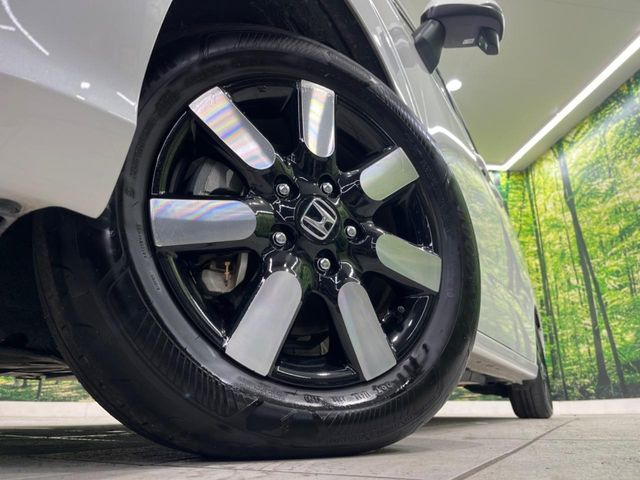 外観にマッチしたアルミホイールを装着しております。各種アルミホイールや、スタッドレスタイヤも取扱いしております。是非ご相談ください♪