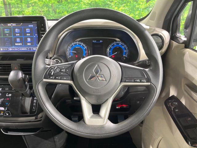 �C���e���A�ɍ��킹���f�U�C���̃X�e�A�����O�́A�^�]�������̂��Ƃ��l���A�^�]���₷���`��A�傫���ł��B�����x�A���ۂɐG���Ă��m���߂��������B