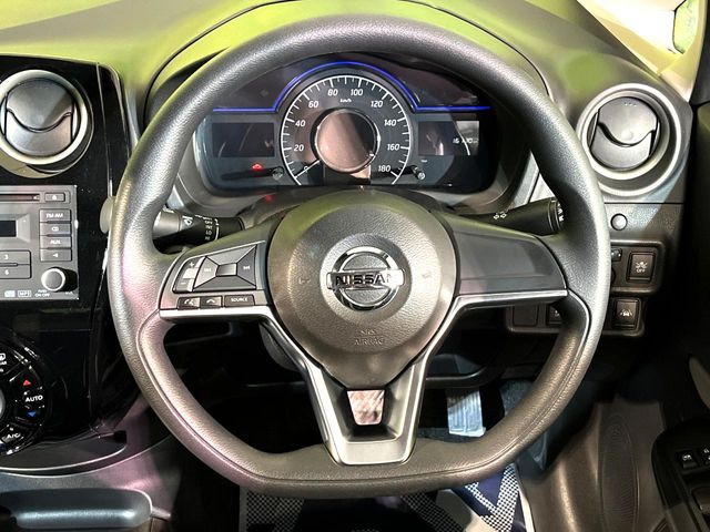 �C���e���A�ɍ��킹���f�U�C���̃X�e�A�����O�́A�^�]�������̂��Ƃ��l���A�^�]���₷���`��A�傫���ł��B�����x�A���ۂɐG���Ă��m���߂��������B