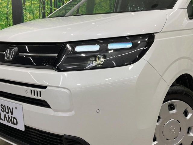 【LEDヘッドライト】悪天候や夜間走行時も良好な視界を確保し安心して運転できる高輝度LEDヘッドライトを装備!点灯速度が早く、消費電力も抑えられています。