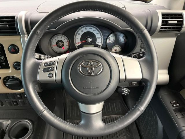 �C���e���A�ɍ��킹���f�U�C���̃X�e�A�����O�́A�^�]�������̂��Ƃ��l���A�^�]���₷���`��A�傫���ł��B�����x�A���ۂɐG���Ă��m���߂��������B