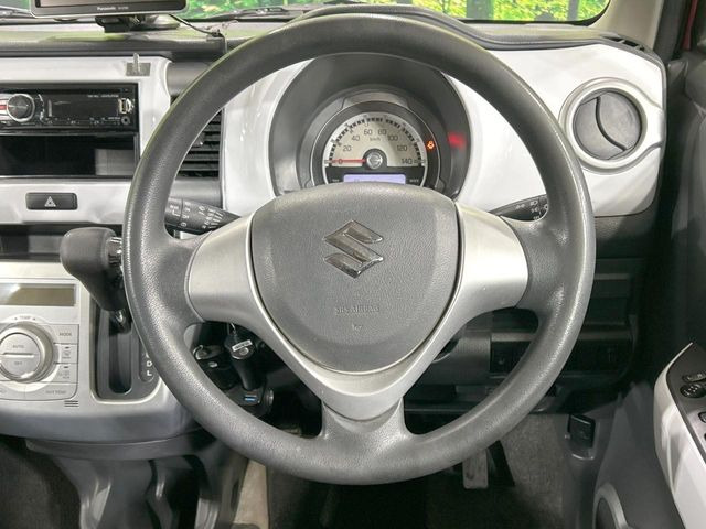 �C���e���A�ɍ��킹���f�U�C���̃X�e�A�����O�́A�^�]�������̂��Ƃ��l���A�^�]���₷���`��A�傫���ł��B�����x�A���ۂɐG���Ă��m���߂��������B