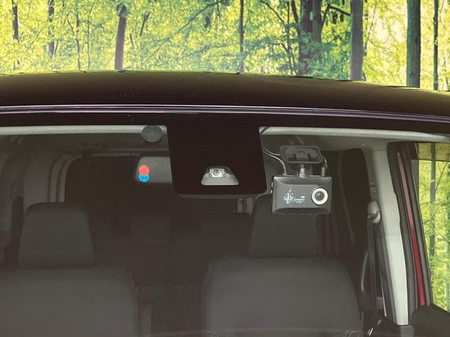 【スマートアシスト】走行中に前方の車両等を認識し、衝突しそうな時は警報とブレーキで衝突回避と被害軽減をアシスト。より安全にドライブをお楽しみいただけます。